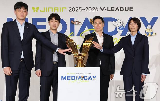 20일 서울 강남구 호텔리베라청담에서 열린 프로배구 진에어 2025-2026 V리그 포스트시즌 미디어데이에 참석한 김종민 한국도로공사 감독(왼쪽에서 두 번째). 2026.3.20 ⓒ 뉴스1 오대일 기자