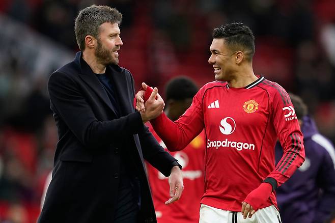 카세미루(오른쪽)와 마이클 캐릭 감독. 사진 | 맨체스터=AP연합뉴스