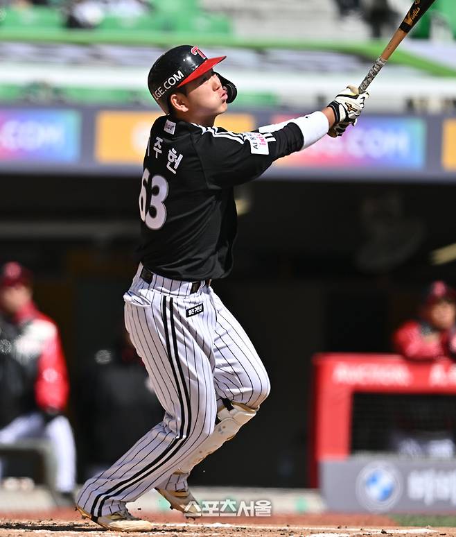 LG 이주헌이 19일 인천 SSG랜더스필드에서 열린 2026 KBO리그 시범경기 SSG전 4회초 1사 타구를 바라보고 있다. 문학 | 최승섭기자 thunder@sportsseoul.com