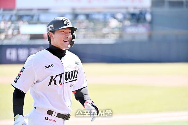 KT 안현민이 19일 수원 KT위즈파크에서 열린 키움과 시범경기 1화말 2사 키움 선발 김윤하를 상대로 선제 솔로 홈런을 치고 환하게 웃고 있다. 수원 | 박진업 기자 upandup@sportsseoul.com