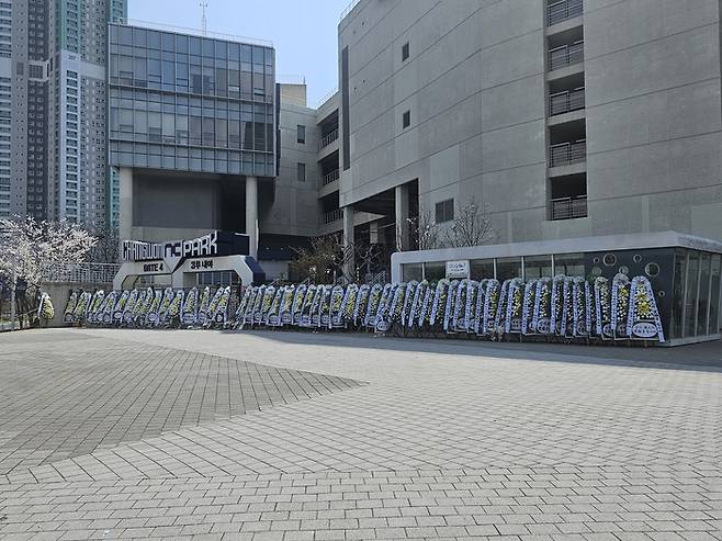 창원NC파크 3루쪽 출입구에 수많은 조화가 놓였다. 사진 | NC 팬 제공