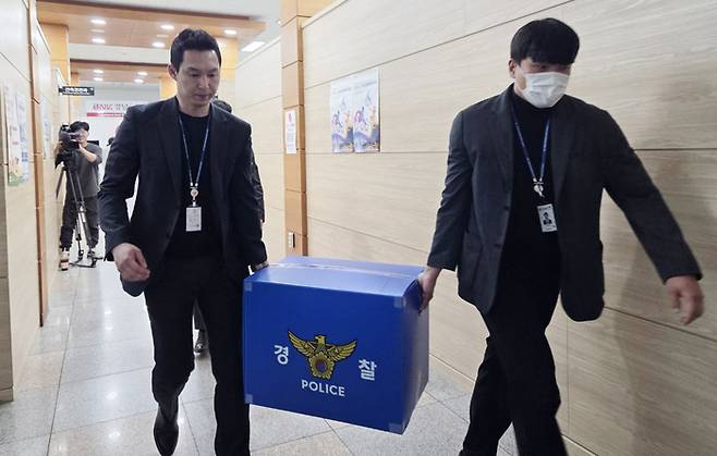 창원NC파크에서 발생한 구조물 추락 사망사고와 관련해 11일 오후 경남경찰청 수사관들이 창원시청 체육진흥과에 대한 압수수색을 마친 뒤 압수품 박스를 들고 떠나고 있다. 사진 | 창원=연합뉴스