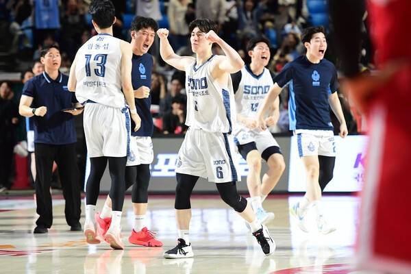 서울 SK전 승리 후 포효하는 고양 소노 선수들. /사진=KBL
