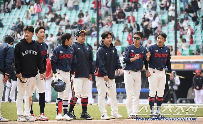 24일 인천 SSG랜더스필드에서 열린 KBO리그 시범경기 롯데와 SSG의 경기. 시범경기를 모두 마친 롯데 선수들이 팬들에게 인사를 하고 있다. 인천=송정헌 기자songs@sportschosun.com/2026.03.24/