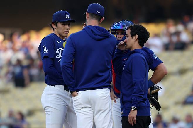 Mar 23, 2026; Los Angeles, California, USA;  Los Angeles Dodgers pitcher Roki Sasaki (left) talks with pitching coach Mark Prior (middle) as catcher Will Smith (second from right) and  interpreter Will Ireton (right) huddle at the mound during the first inning against the Los Angeles Angels at Dodger Stadium. Mandatory Credit: Kiyoshi Mio-Imagn Images







<저작권자(c) 연합뉴스, 무단 전재-재배포, AI 학습 및 활용 금지>