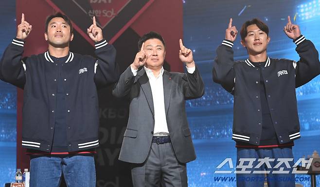 26일 롯데호텔 월드에서 열린 2026 KBO 리그 미디어데이&팬페스트. 롯데 김태형 감독, 전준우, 전민재가 포즈를 취하고 있다. 잠실=허상욱 기자wook@sportschosun.com/2026.03.26/