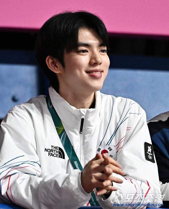 15일(한국시간) 이탈리아 밀라노 아이스스케이팅 아레나에서 쇼트트랙 남자 1500m 준결선이 열렸다. 경기장 찾아 선수들 응원하는 차준환. 밀라노(이탈리아)=송정헌 기자songs@sportschosun.com/2026.02.15/