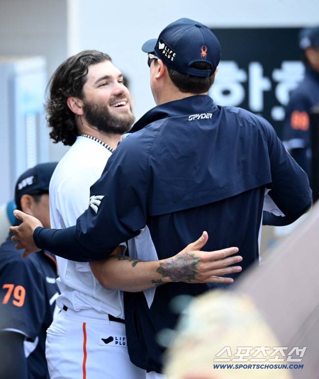 3일 대전 한화생명볼파크에서 열린 KT와 한화의 경기, 6회초 투구를 마친 한화 폰세가 류현진과 포옹을 하고 있다. 대전=허상욱 기자wook@sportschosun.com/2025.06.03/