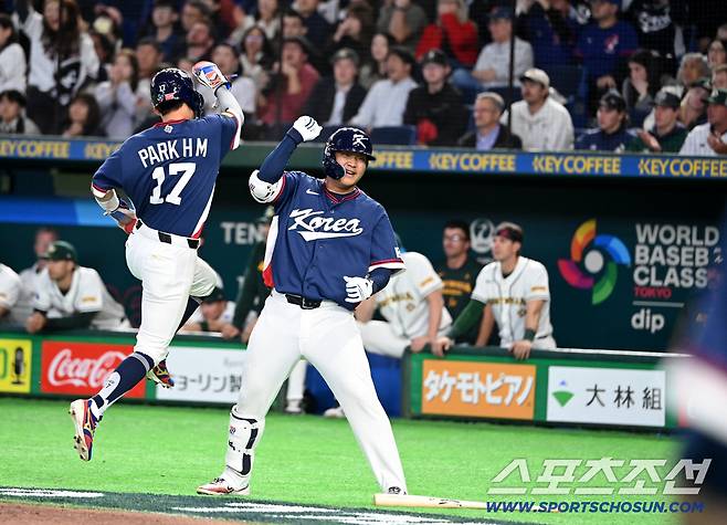 9일 일본 도쿄돔에서 열린 WBC(월드베이스볼클래식) 한국과 호주의 경기, 9회초 1사 1,3루 안현민의 희생플라이때 3루주자 박해민이 득점에 성공한 후 문보경과 기뻐하고 있다. 도쿄(일본)=허상욱 기자wook@sportschosun.com/2026.03.09/