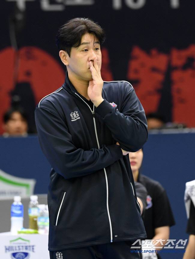 11일 수원체육관에서 열린 V리그 현대건설과 도로공사의 경기. 도로공사 김종민 감독이 경기를 지켜보고 있다. 수원=박재만 기자 pjm@sportschosun.com/2025.02.11/