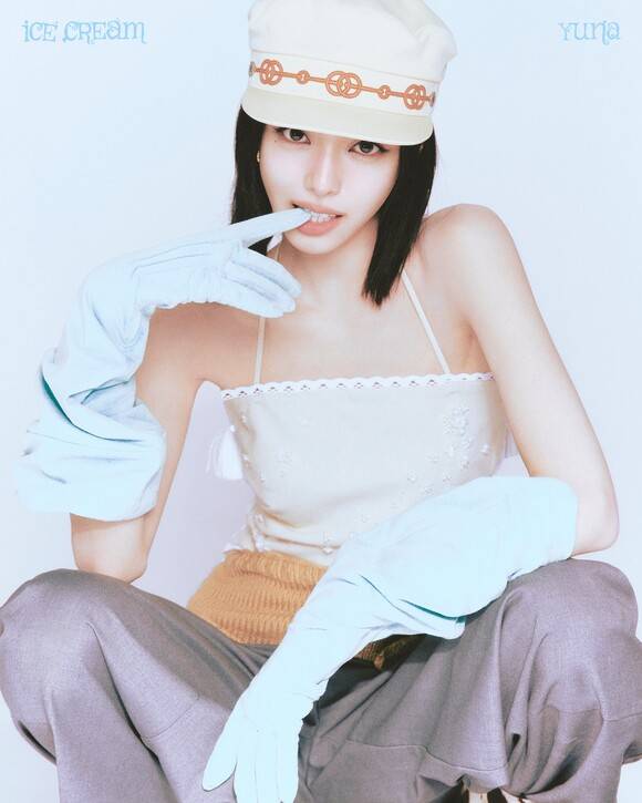 ITZY 유나가 23일 첫 솔로 앨범 'Ice Cream'을 발매했다. 걸그룹 ITZY 멤버로 7년간 활동한 유나는 자신만의 매력과 가장 잘 할 수 있는 것을 아주 영리하게 꺼내놨다. /JYP엔터