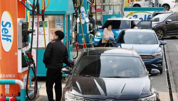 산업통상부는 26일 관계부처 협의를 거쳐 ‘석유 최고가격제 2차 조정안’을 확정하고 오는 27일 0시부터 적용한다고 밝혔다. 사진은 지난 9일 서울 구로구의 한 최저가 주유소. / 뉴시스