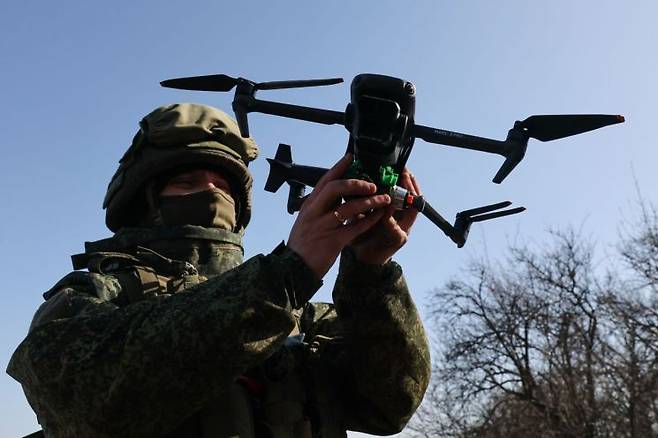 지난 1일(현지시간) 러시아의 한 군인이 드론을 준비하고 있는 모습. TASS연합뉴스