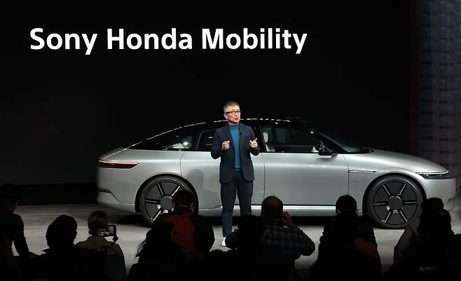 지난 2023년 1월 미국 라스베이거스에서 열린 CES 2023에서 소니·혼다 모빌리티 최고경영자(CEO)인 야스히데 미즈노가 새 전기차 아필라(AFEELA)의 콘셉트카를 소개하는 모습. /뉴스1