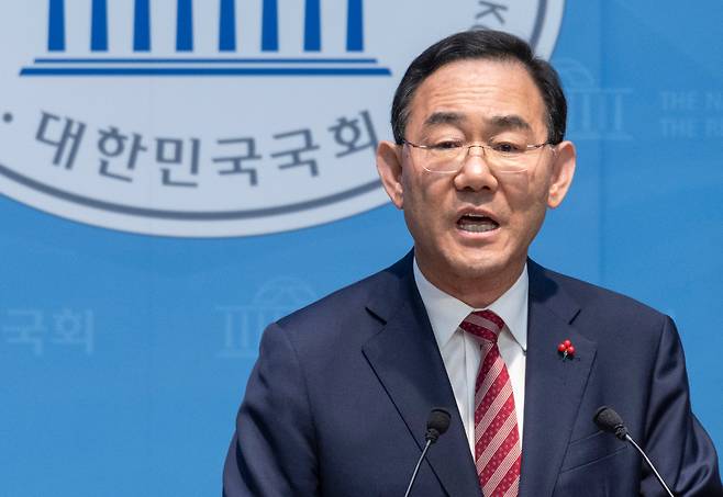 국민의힘 대구시장 후보 경선에서 컷오프 된 주호영 의원이 26일 국회 소통관에서 기자회견을 하고 있다./연합뉴스