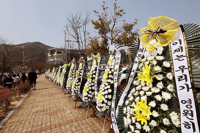 26일 광주지방법원 순천지원 앞 정문에서 부모의 학대로 숨진 생후 4월 아기 '해든이'를 위로하는 근조화환이 줄지어 놓여 있다. /뉴스1