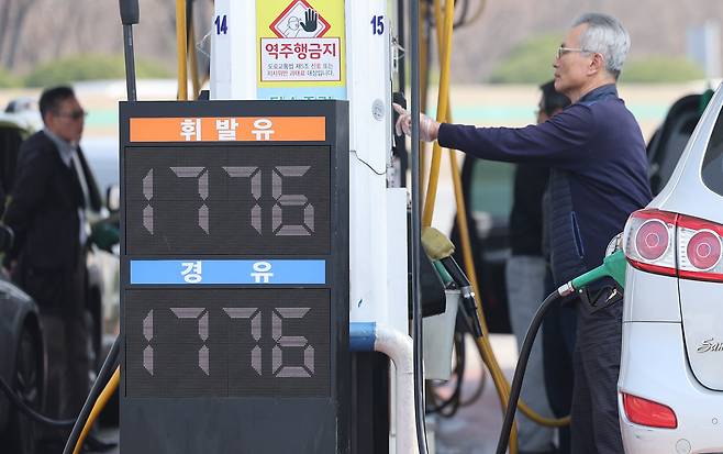 서울 서초구 만남의광장 주유소에서 시민들이 주유하는 모습. /뉴스1