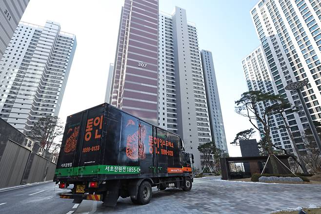 서울 강동구 올림픽파크포레온 아파트 단지로 이삿짐 트럭이 들어가고 있다. /뉴스1