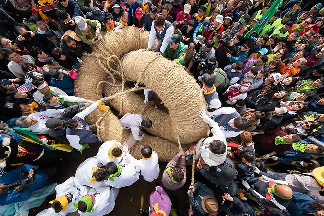 지난해 당진 기지시 둘다리기 축제가 열리고 있는 모습. 충남도 제공.
