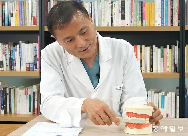 치과의사인 김혜성 사과나무의료재단 이사장이 치아 모형과 칫솔을 활용해 올바른 이 닦기 방법을 설명하고 있다. 김 이사장은 “치아 건강을 위해서는 천연계면활성제 성분의 치약을 부드러운 칫솔에 묻혀 하루 5번 이상 닦아야 한다”고 말했다. 이진한 의학전문기자·의사 likeday@donga.com