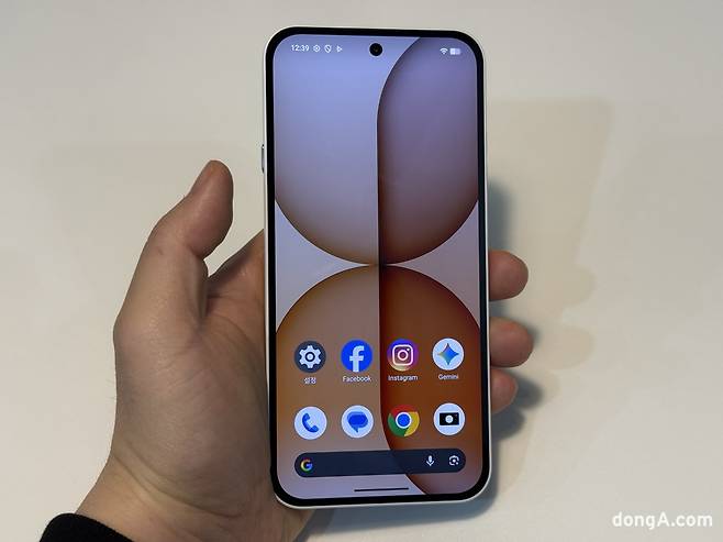 낫싱 폰 4a. 김상준 기자 ksj@donga.com