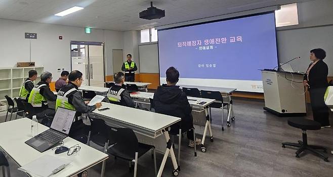 사회적 협동조합 ‘별사탕학교’에서 은퇴를 앞둔 고령층이 생애설계 과정 교육 프로그램을 수강하고 있다. 행복나래 제공