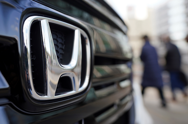 혼다의 H 로고는 오랫동안 신뢰와 기술의 상징이었다. 하지만 이제 혼다는 한때 대단했던 기업이 어떻게 가라앉는지를 보여주는 사례가 되고 있다. AP 뉴시스
