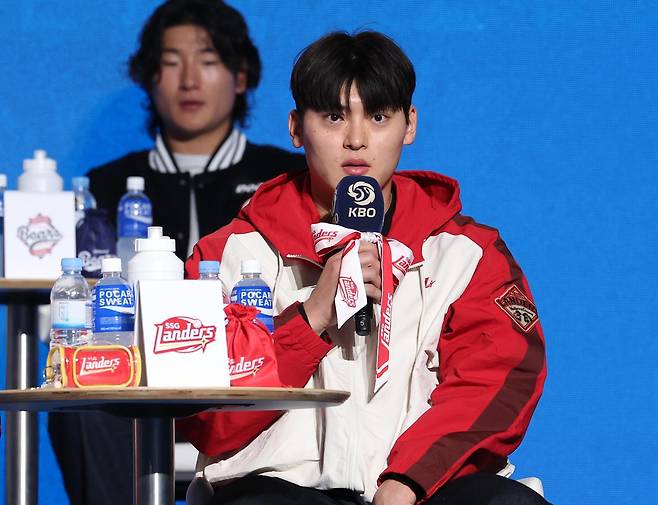 SSG 조병현이 26일 서울 송파구 롯데호텔 월드에서 열린 2026 신한 SOL KBO리그 미디어데이에서 포부를 밝히고 있다. 2026.03.26. 서울=뉴시스