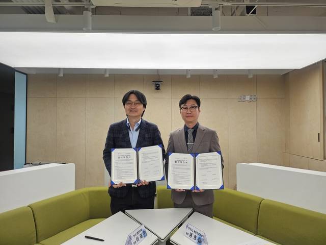이태우(왼쪽부터) 한국그래핀학회장과 정종일 한국나노융합산업협회 상무가 26일 서울대학교에서 진행된 한국나노융합산업협회와 한국그래핀학회의 업무협약식에서 기념촬영을 하고 있다. 한국나노융합산업협회 제공