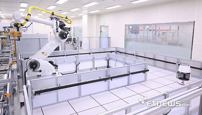 경기도 화성에 위치한 SK인텔릭스 생산라인에서 AI 웰니스 로봇인 나무엑스가 조립되고 있다. 박지호기자 jihopress@etnews.com