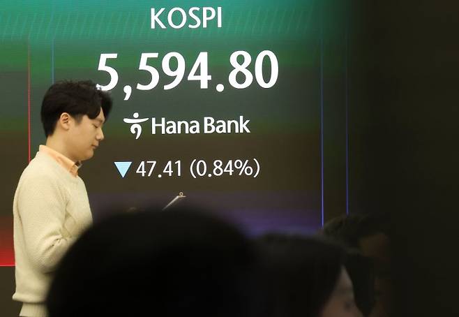 26일 오전 서울 중구 하나은행 딜링룸 전광판에 지수가 표시되고 있다. 사진=뉴시스