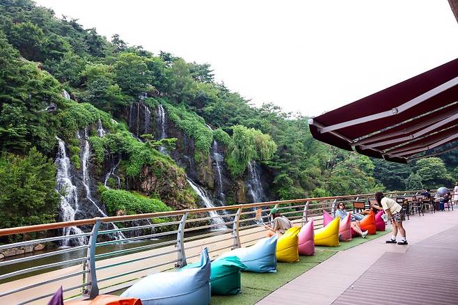 서울 서대문구의 카페폭포에서 시민들이 휴식을 즐기고 있다. 서울시 제공
