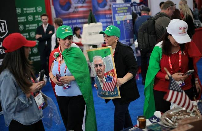 25일(현지시간) 미국 텍사스주 그레이프빌의 게이로드 텍선 리조트 앤 컨벤션 센터에서 개막된 CPAC 2026에 이란의 마지막 왕세자인 레자 팔레비를 지지하는 이란계 미국인들이 모여있다.로이터연합뉴스