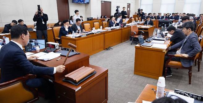 신정훈 국회 행정안전위원장이 26일 서울 여의도 국회에서 열린 제433회 국회(임시회) 행정안전위원회 제3차 전체회의에서 의사봉을 두드리고 있다. 뉴스1
