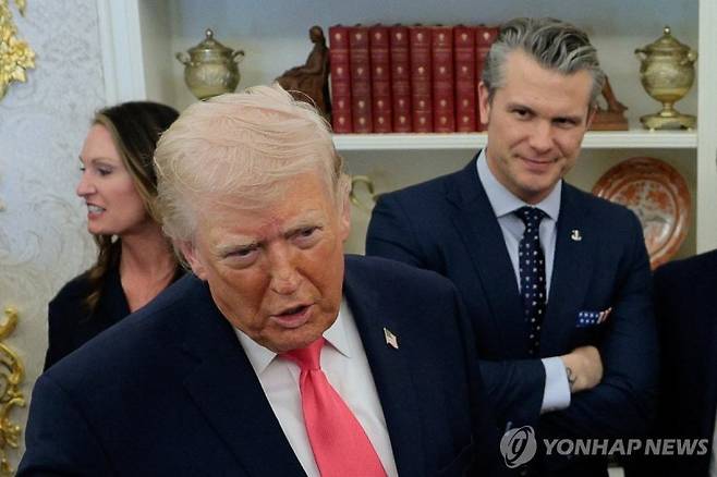 도널드 트럼프 미국 대통령(가운데)과 피트 헤그세스 미국 국방장관(오른쪽).연합뉴스