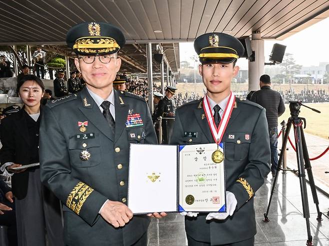 김규하 육군참모총장이 26일 전북 익산 육군부사관학교에서 열린 육군 26-1기 부사관 임관식에서 성적우수자에게 상장과 메달을 수여한 후 기념 촬영하고 있다. 육군 제공.