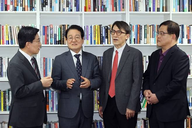 파이낸셜뉴스 노동일 주필(왼쪽부터)이 남성욱 숙명여자대학교 석좌교수, 성일광 서강대 유로메나연구소 교수, 주원 현대경제연구원 연구본부장과 지난 24일 서울 서초구 파이낸셜뉴스 본사에서 대화를 나누고 있다. 사진=서동일 기자