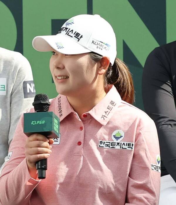 김민솔, 박결, 박민지, 박현경, 박혜준, 배소현, 유현조, 이가영, 이세희, 이율린, 임희정 프로와 함께 한국여자프로골프(KLPGA) 투어 2026시즌 오프닝 세리머니(Opening Ceremony)인 '출정식' 미디어데이에 참석한 제18대 KLPGA 홍보 모델 홍정민 프로. 사진제공=KLPGA (사진을 무단으로 사용하지 마십시오.)
