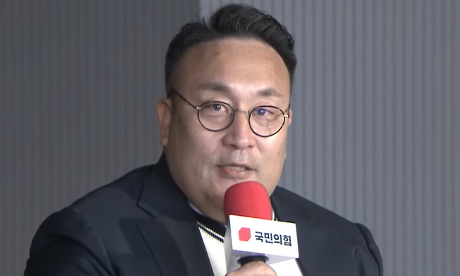 심사위원인 개그맨 이혁재가 26일 서울 영등포구 여의도 국민의힘 중앙당사에서 열린 광역의원 비례 청년 공개 오디션 본선 심사에 앞서 모두발언을 하고 있다. 국민의힘 유튜브 채널 갈무리