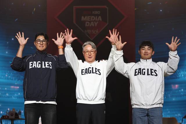 한화 이글스 김경문(가운데) 감독과 채은성(왼쪽), 문현빈이 26일 서울 롯데호텔 월드에서 열린 2026 KBO리그 미디어데이에서 세리머니를 하고 있다. 연합뉴스