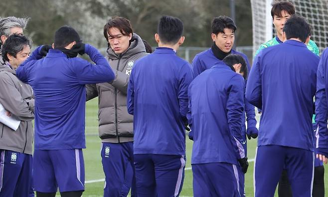 홍명보 감독이 코트디부아르전을 앞둔 지난 25일(현지시각) 영국 밀턴킨스 엠케이(MK)돈스 훈련장에서 열린 팀 훈련에서 선수들을 지도하고 있다. 밀턴킨스/연합뉴스