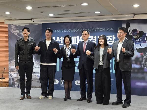 최홍훈 대한스키스노보드협회장과 김나미 대한체육회 사무총장 등이 26일 열린 기자간담회에서 기념촬영하고 있다.