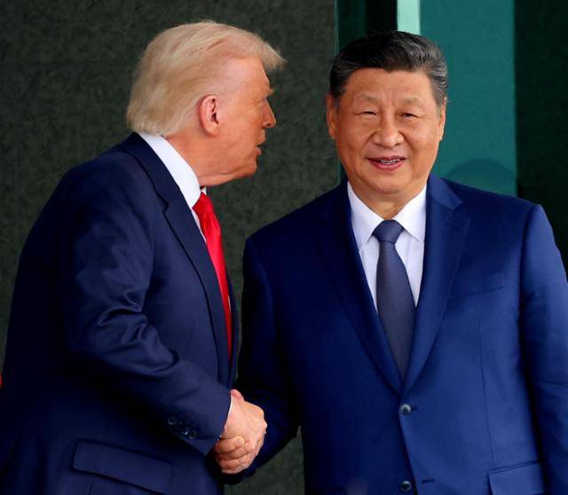 도널드 트럼프(왼쪽) 미국 대통령이 시진핑(오른쪽) 중국 국가주석과 지난해 10월 30일 부산 김해공군기지 의전실 나래마루에서 미중 정상회담을 마친 뒤 회담장을 나서며 대화하고 있다. 연합뉴스