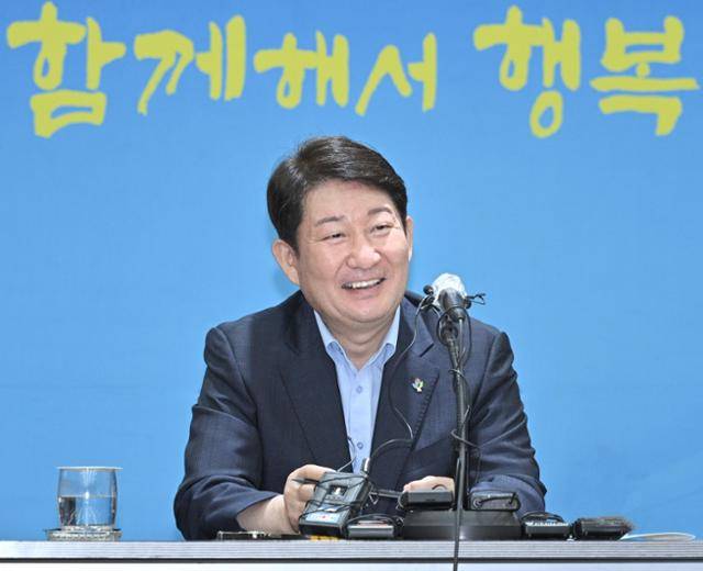 권영진 국민의힘 의원이 대구시장 시절인 2022년 6월 21일 대구시청 2층 상황실에서 '민선 7기 시장 이임 기자간담회'를 하며 취재진 질문에 답하고 있다. 대구시 제공