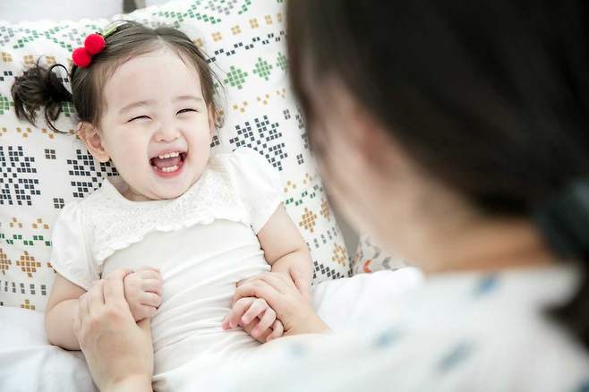 적당한 정도의 간지럼은 긍정적인 인체 반응을 유도할 수 있다. 간지럼으로 웃을 때 엔도르핀이나 도파민 같은 긍정적인 반응이 나타난다. ​/사진=클립아트코리아
