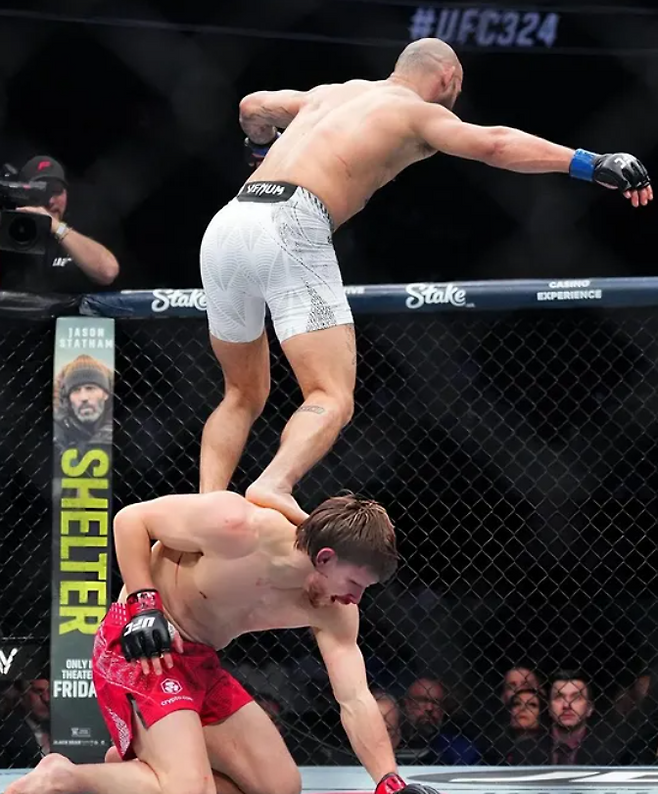 UFC 제앙 실바(위)가 아놀드 앨런의 등을 밟고 점프하는 모습. 사진=제앙 실바 SNS