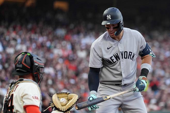 <yonhap photo-3671="">저지가 26일 개막정네서 4회 삼진 아웃을 당하고 있다. AFP=연합뉴스&nbsp;</yonhap>