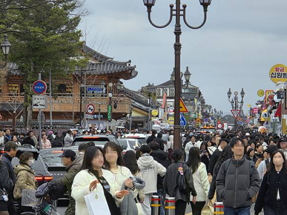 경주 황리단길에 관광객들이 북적이고 있다. [사진=경주시청]