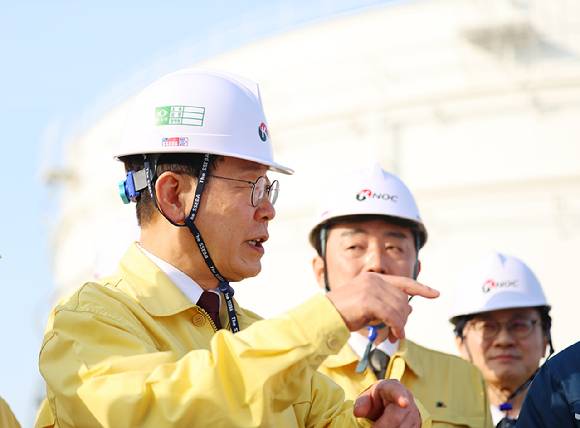 이재명 대통령이 26일 충남 한국석유공사 서산 비축기지에서 시찰 중 발언하고 있다. 2026.3.26 [사진=연합뉴스]