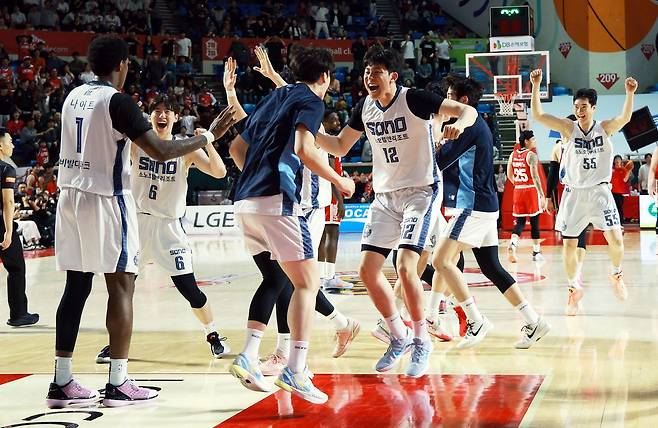 10연승을 달성하고 기뻐하는 소노 선수들. 연합뉴스